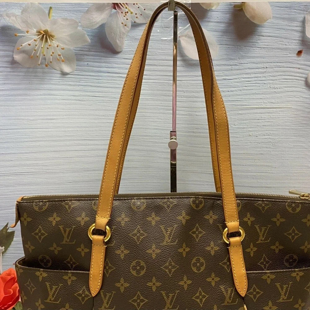 โค๏ธโ๐ฉนSOLDโค๏ธโ๐ฉนLouis Vuitton Totally MM Monogram Shoulder Bag Purse Tote (MB2113) - Picture 2 of 12